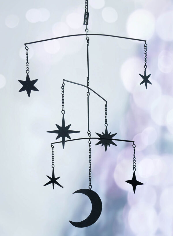 Kosmisk hängande mobil från Killstar. Med olika stjärnformer och en stor halvmåne; helt svart.