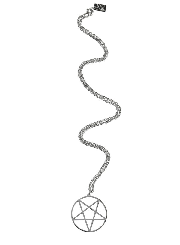 Stort pentagram halsband med lång kedja från Killstar. Tillverkad i rostfritt stål, silverfärgad metall. Storlek: Hängsmycke 5cm. Storlek: Kedja 71cm.