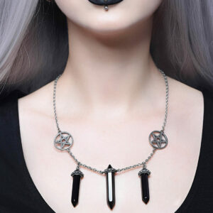 Trinity, halsband från Killstar med silverfärgad kedja, pentagram och svarta hängen. Tillverkad i 100% legeringsmetall. Storlek: 60 cm.