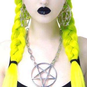 Hextasy, chain choker från Killstar. Stort pentagram i silverfärg med en knäppning som gör det möjligt att justera längden på kedjan. Tillverkad i 100% alloy metall. Kedjestorlek: 48 cm. Hänge storlek: 7,7 cm.
