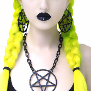 Svart hextasy, chain choker från Killstar. Svart pentagram design på en svart kedja med en förlängare för att justera storleken.