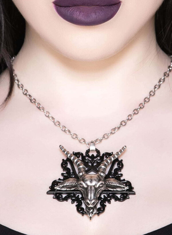Ave Satana, silverhalsband från Killstar. Ett glänsande silver-finish baphomet hänge på en justerbar kedja.