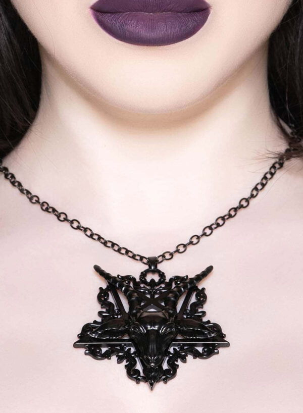 Ave Satana, svarthalsband från Killstar. Ett glänsande svart-finish baphomet hänge på en justerbar kedja.
