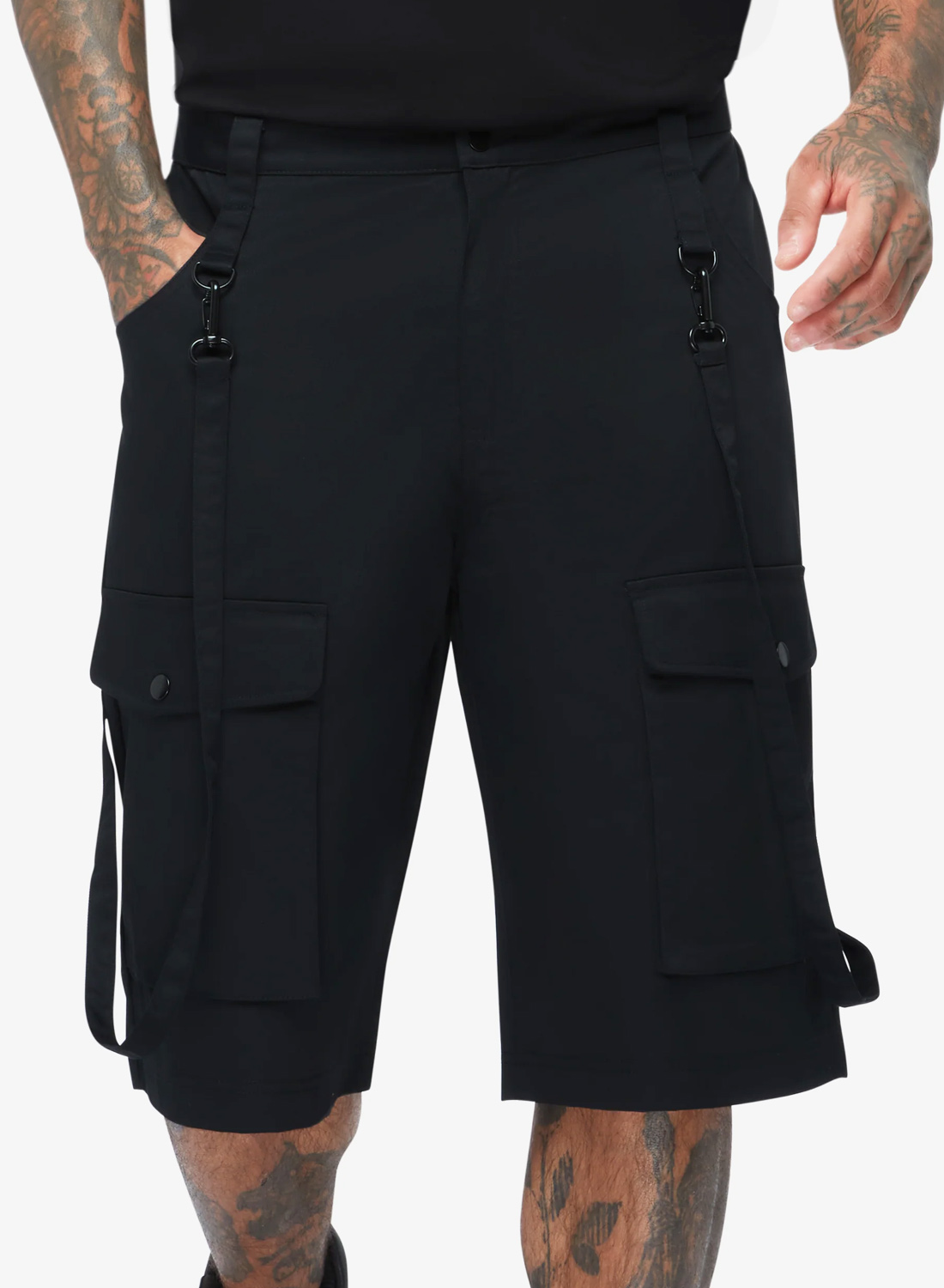 Svarta Killstar Sacred Skull shorts med utility design, sidofickor och avtagbara straps framtill.