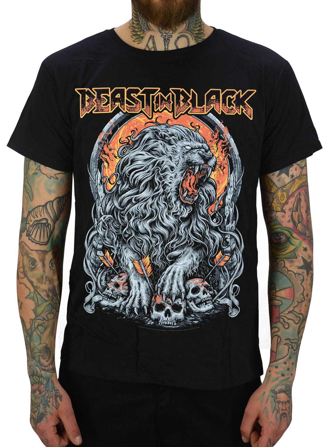 Beast In Black Glory to the Beast T-Shirt, med detaljerat lejonmotiv, dödskallar och texten "Beast in Black" i heavy metal-stil, med eld i bakgrunden.