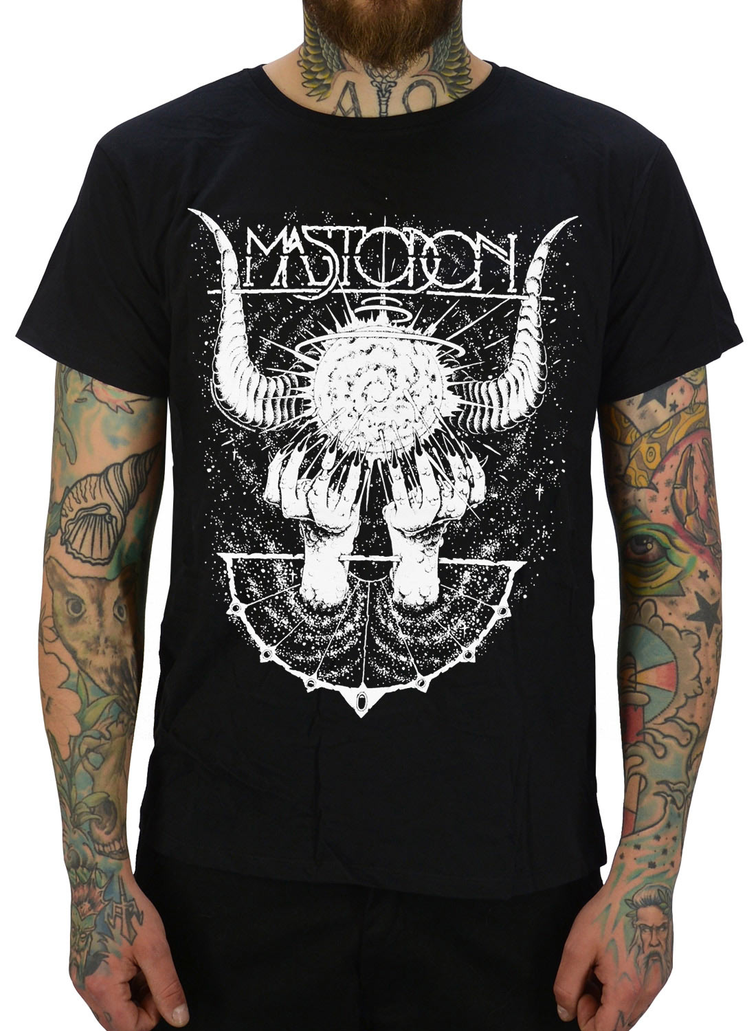 Mastodon Horns T-shirt, med vitt grafiskt motiv och abstrakt metaldesign.