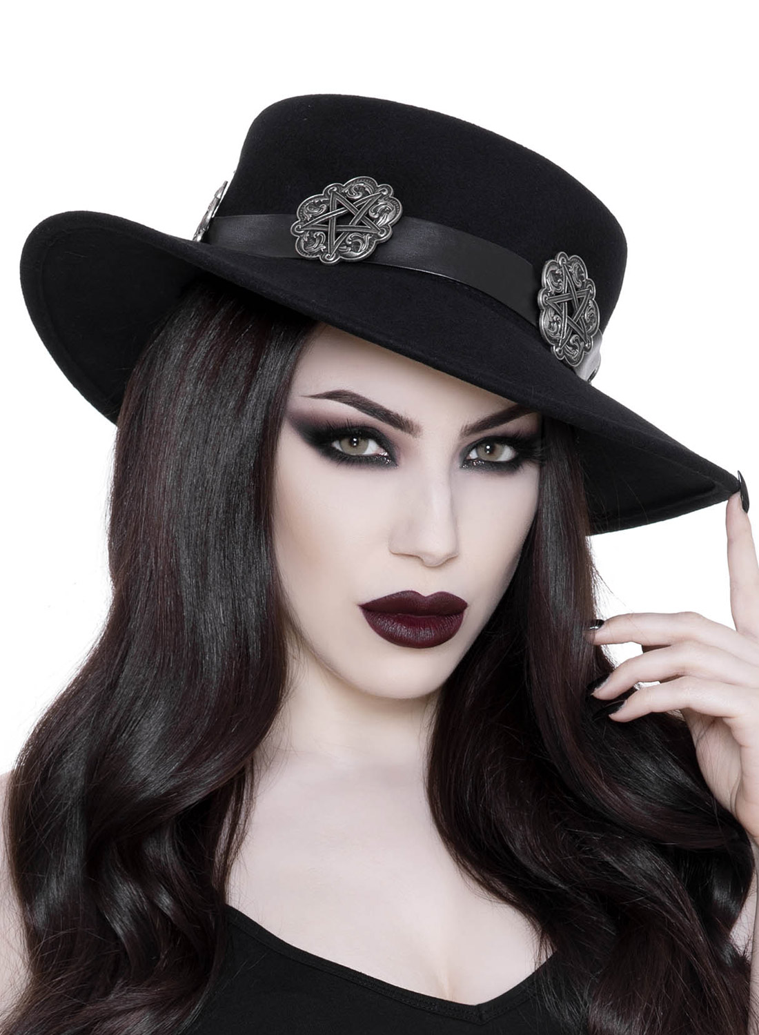 Killstar Mystic Maven Concho Hat. Svart bredbrättad hatt från Killstar med metallconchos och pentagramdetaljer, gotisk stil.