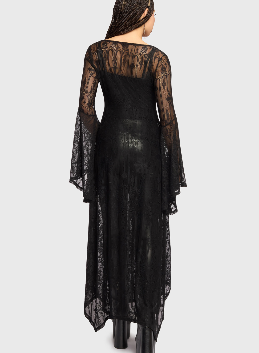 Killstar Shadow Queen Duster. Svart lång klänningskappa i cathedral lace med vida ärmar och lace-up front från Killstar.