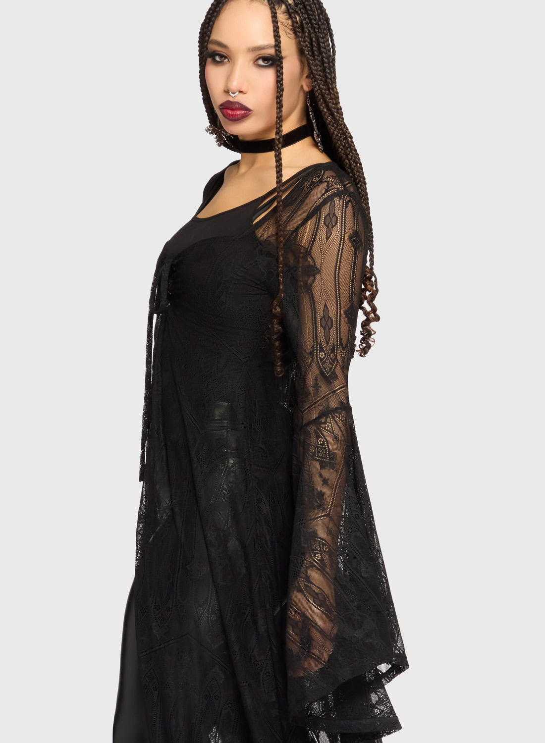 Killstar Shadow Queen Duster. Svart lång klänningskappa i cathedral lace med vida ärmar och lace-up front från Killstar.