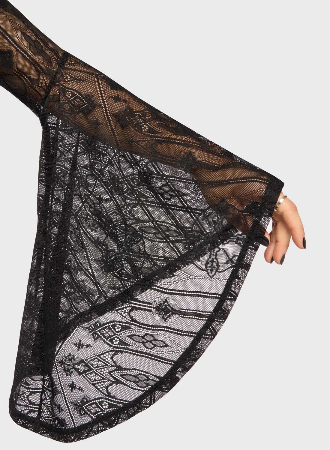 Killstar Shadow Queen Duster. Svart lång klänningskappa i cathedral lace med vida ärmar och lace-up front från Killstar.