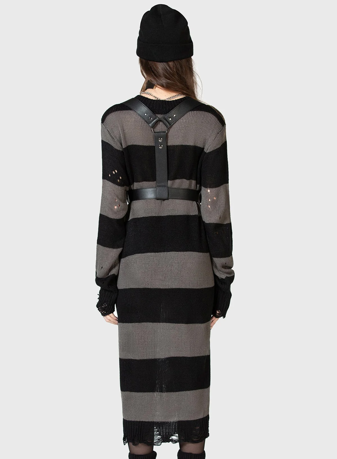 Killstar Within Souls Sweater Dress. Svart och grårandig stickad klänning i midi längd med distressed detaljer och oversized passform från Killstar.