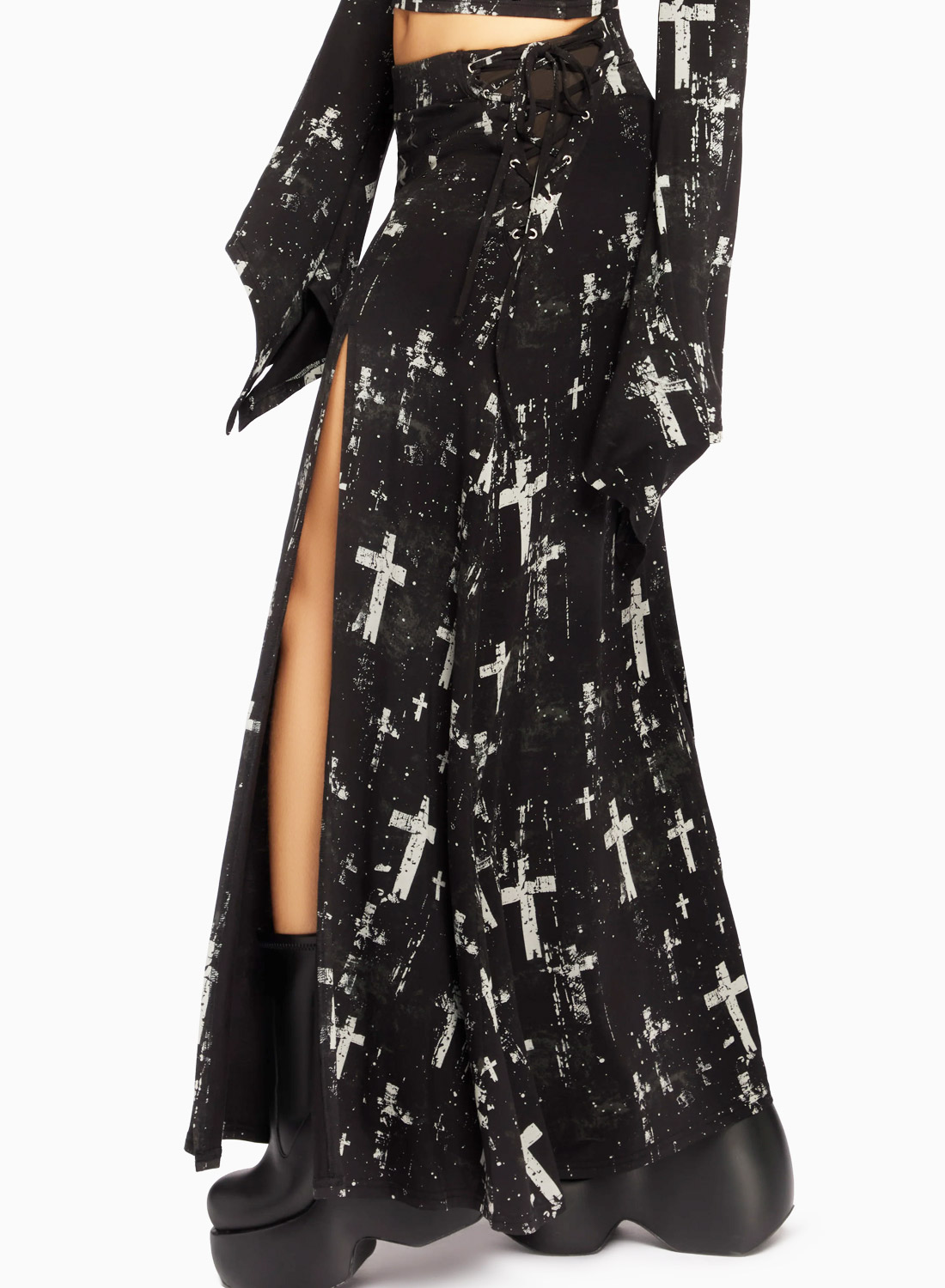 Killstar Tenebris Chapel Skirt. Svart lång nät kjol med korsmönster, hög slits och lace-up detalj från Killstar.