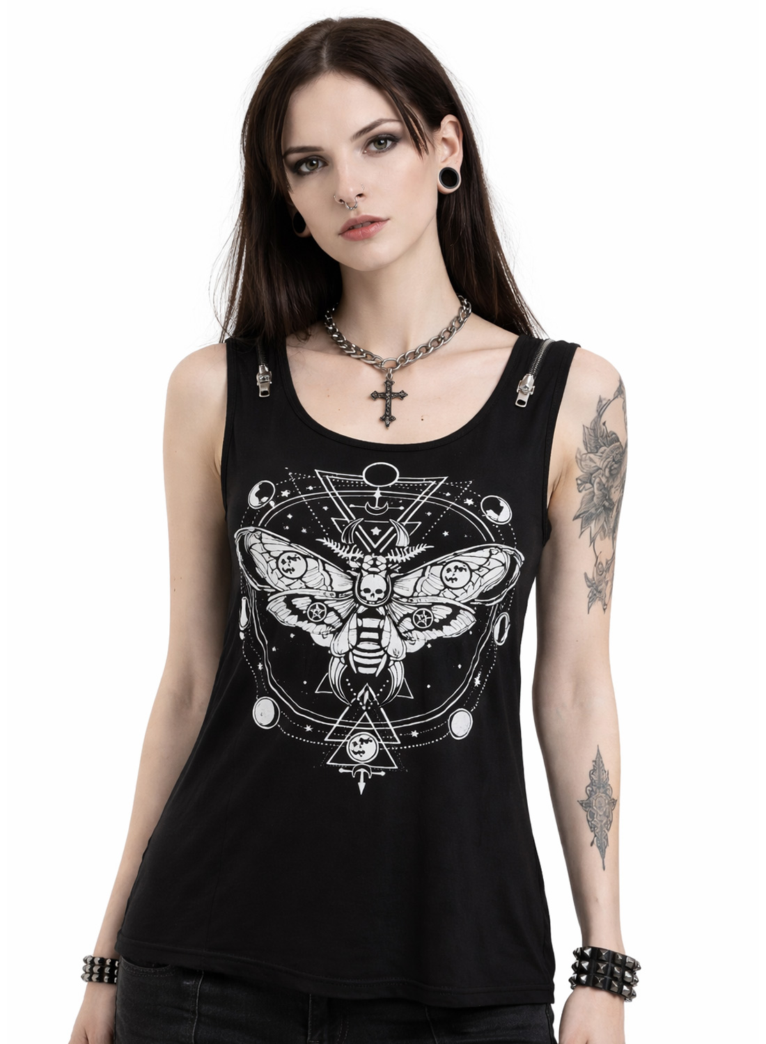 Occult Moth Tank Top.Svart ärmlös topp med vitt grafiskt tryck av nattfjäril med dödskalle och geometriska symboler framtill.