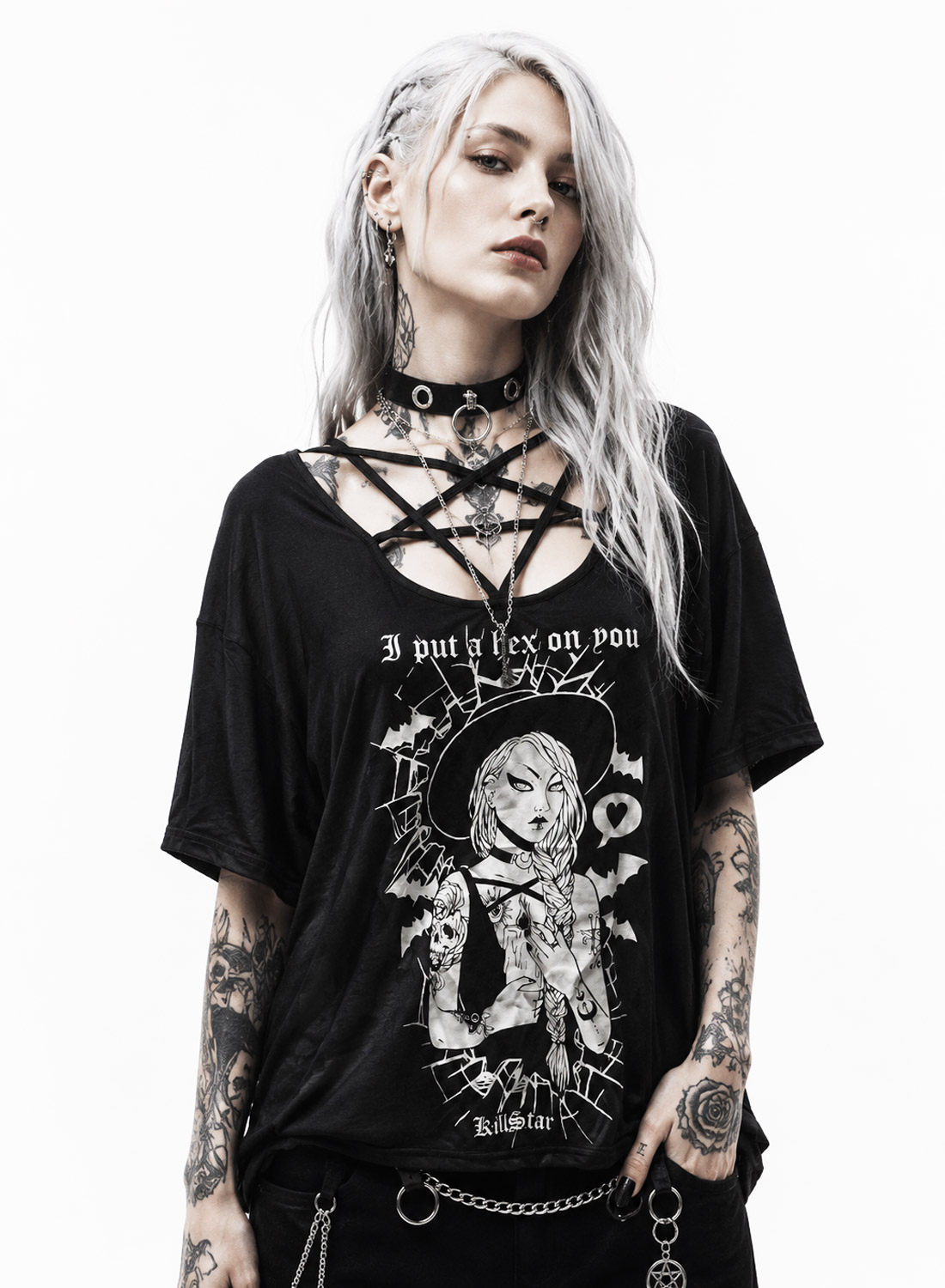 Hex Pentagram Top. Svart oversized topp med “I put a hex on you” tryck, korsade straps i urringning och goth-inspirerat motiv.
