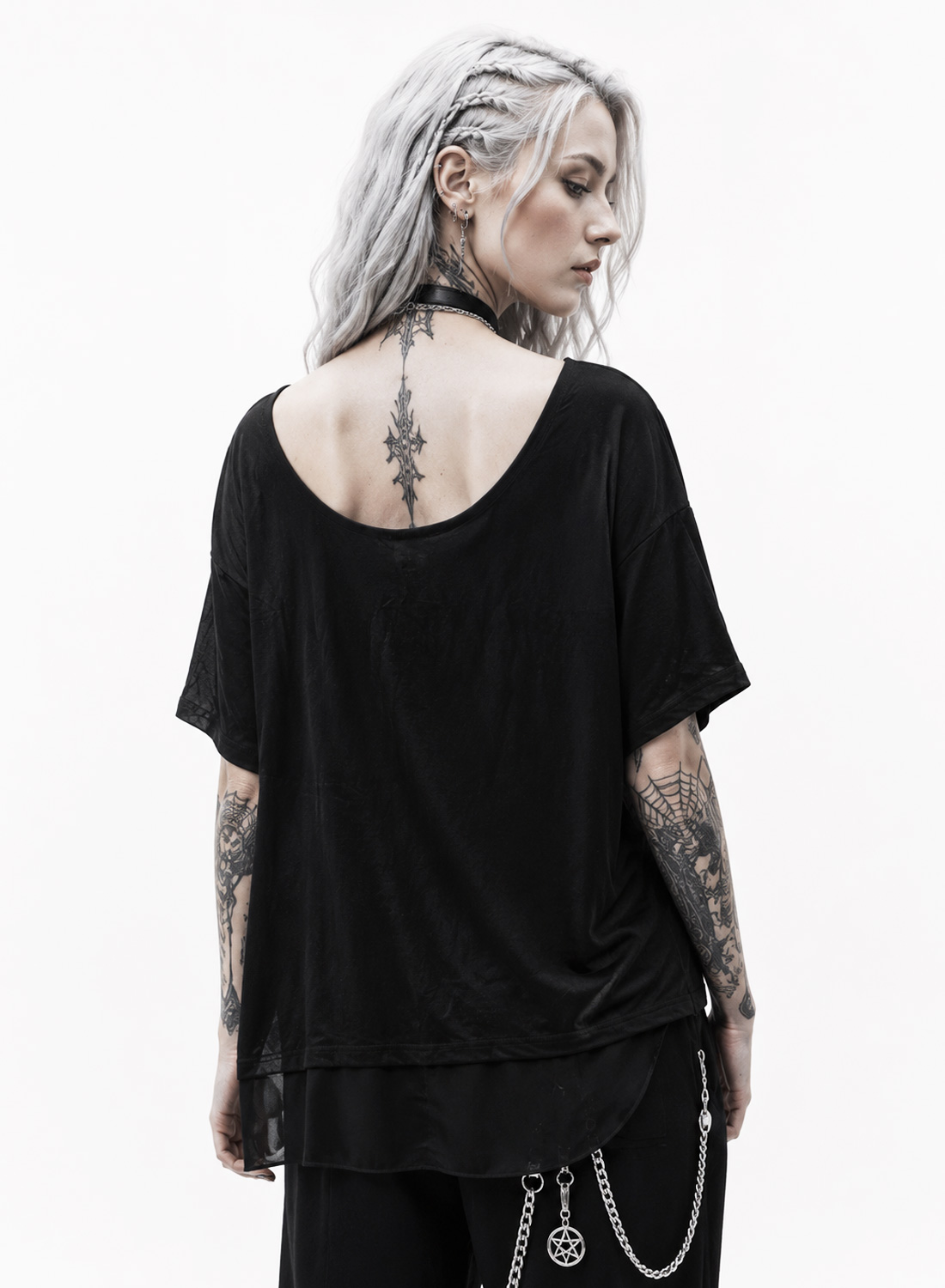 Hex Pentagram Top. Svart lös topp med djup rygg och enkel stilren design baktill.