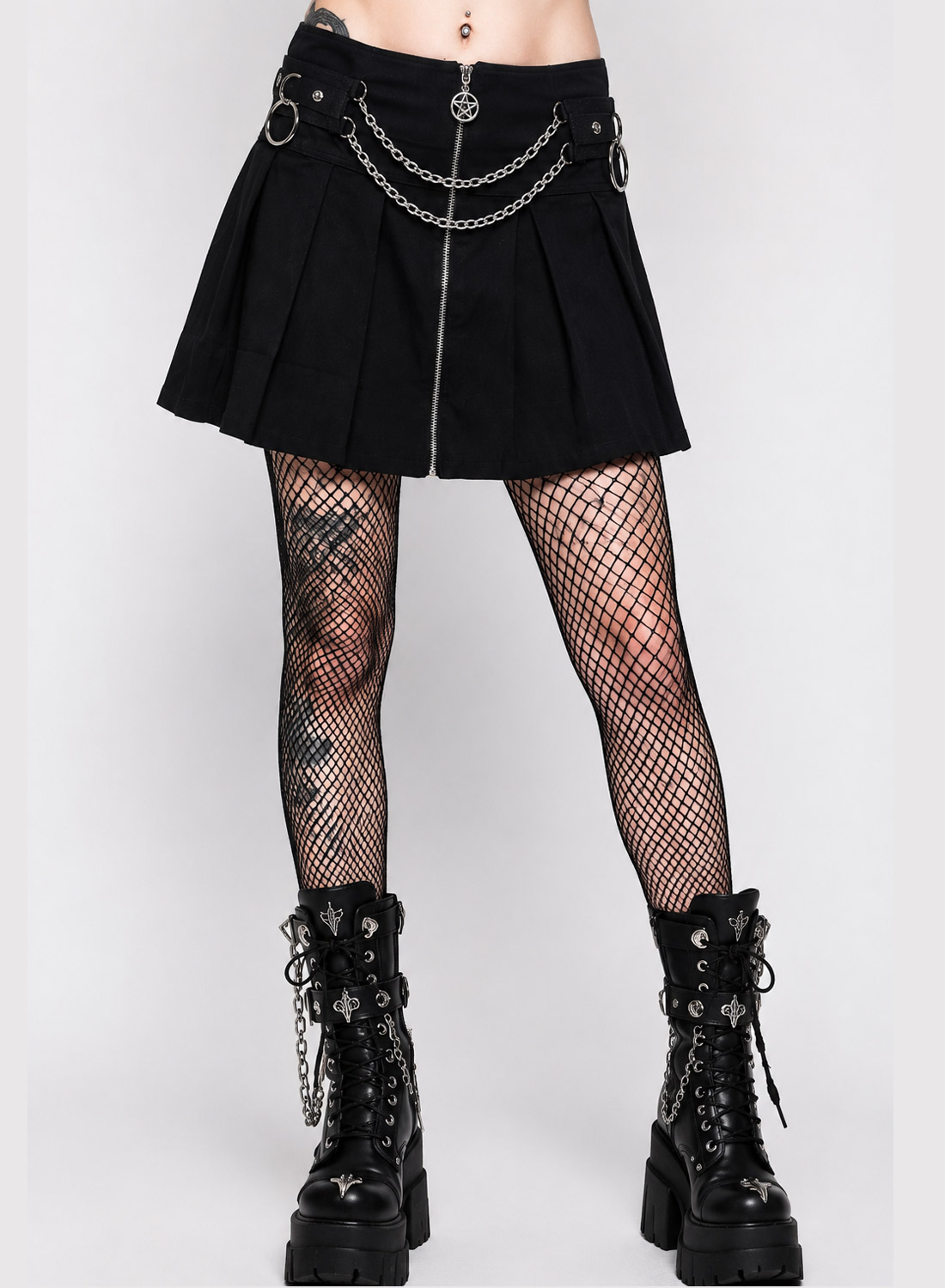 Svart plisserad gothic minikjol med kedjor, O-ringar, dragkedja och pentagramdetalj i silver.