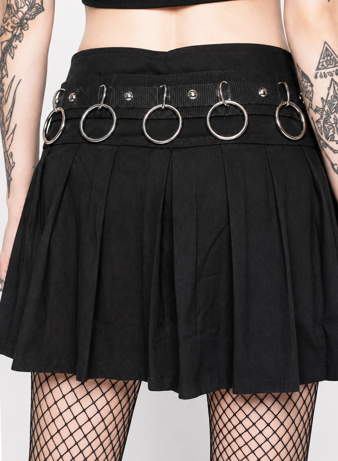 Svart plisserad gothic minikjol med kedjor, O-ringar, dragkedja och pentagramdetalj i silver.