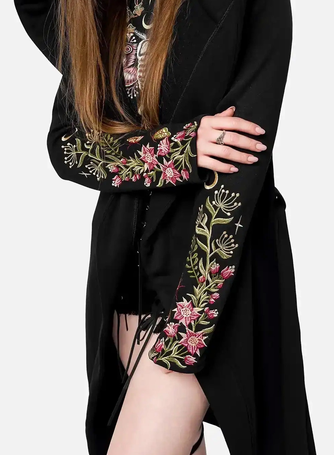 Restyle Wilderwood Hoodie – svart gotisk hoodie med broderad Luna Moth, månar och skogsblommor
