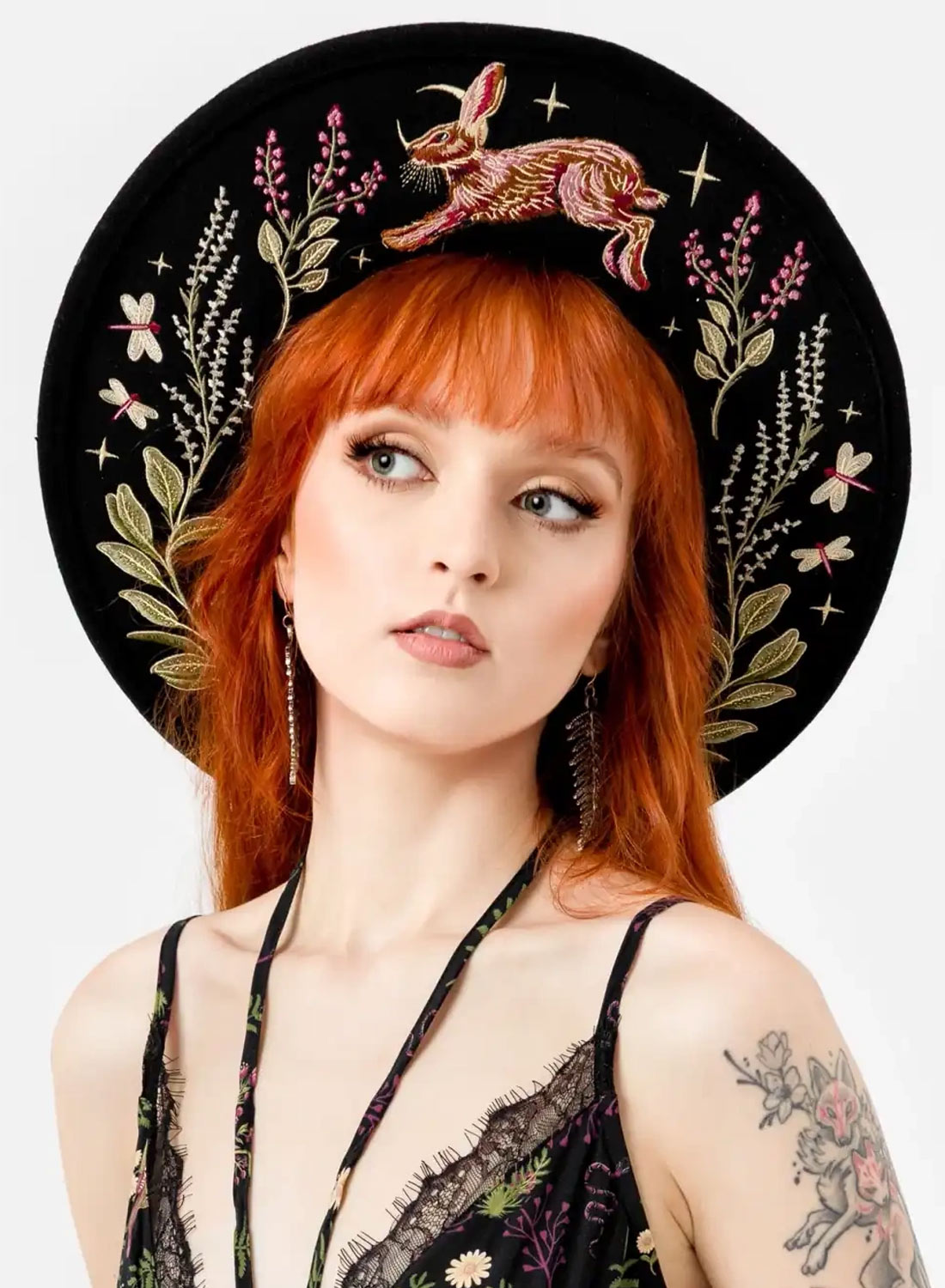 Restyle Hare Moon Hat – gotisk ullhatt med broderad vildhare, trollsländor och skogsväxter