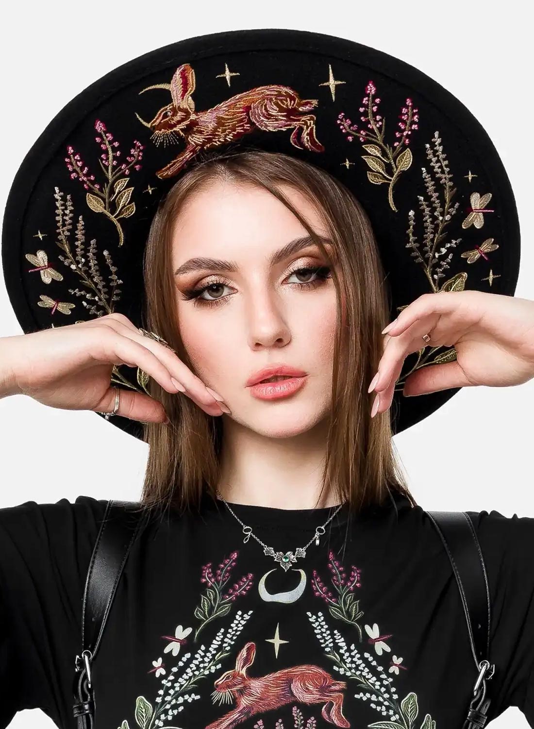 Restyle Hare Moon Hat – gotisk ullhatt med broderad vildhare, trollsländor och skogsväxter