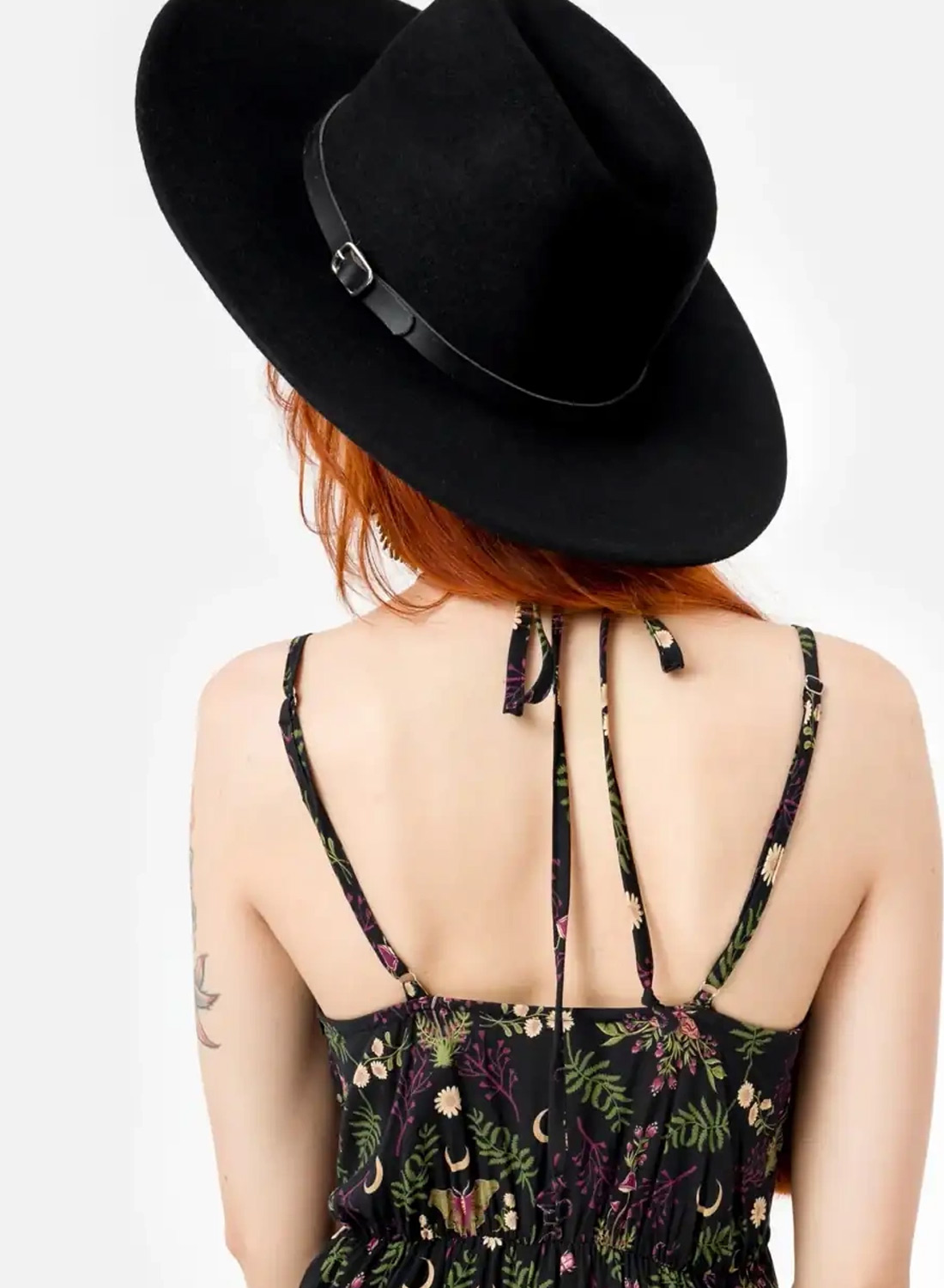 Restyle Hare Moon Hat – gotisk ullhatt med broderad vildhare, trollsländor och skogsväxter