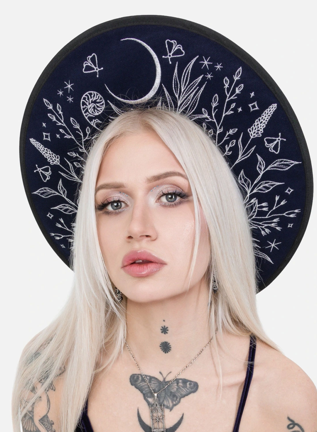 Restyle Stellar Glow Hat – midnattsblå gotisk ullhatt med silverbroderade malar, månar och stjärnor