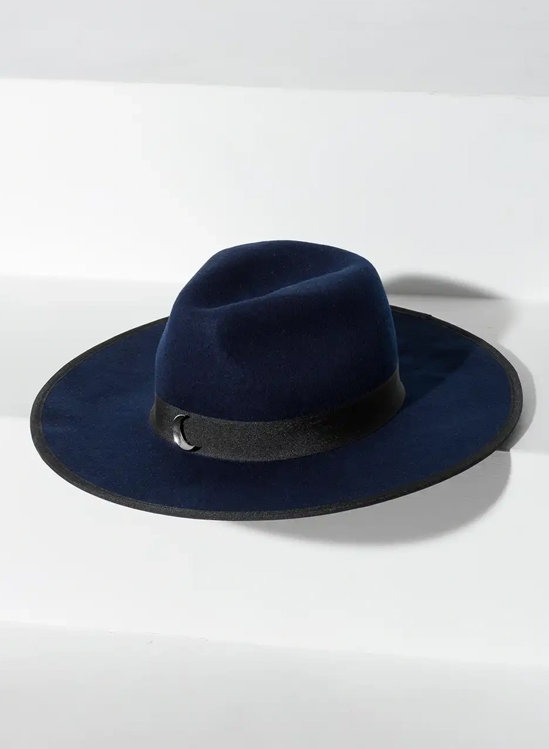 Restyle Stellar Glow Hat – midnattsblå gotisk ullhatt med silverbroderade malar, månar och stjärnor