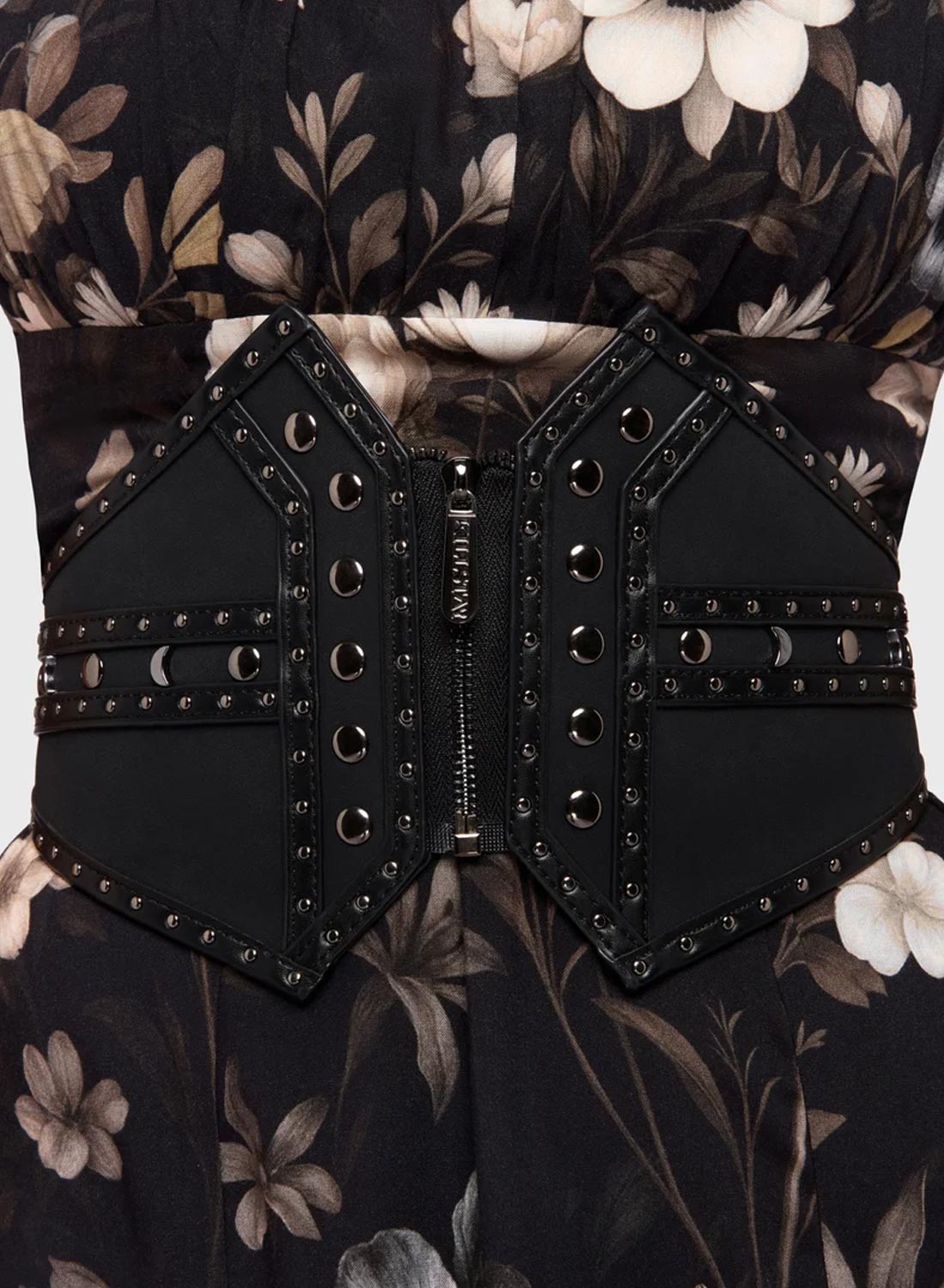 KILLSTAR Midnight Vale Studded Belt – svart brett midjebälte med nitar, silverfärgade metalldetaljer och dragkedja framtill.