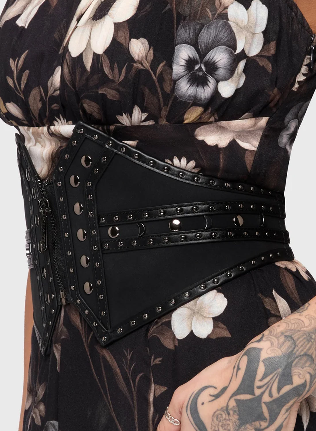 KILLSTAR Midnight Vale Studded Belt – svart brett midjebälte med nitar, silverfärgade metalldetaljer och dragkedja framtill.