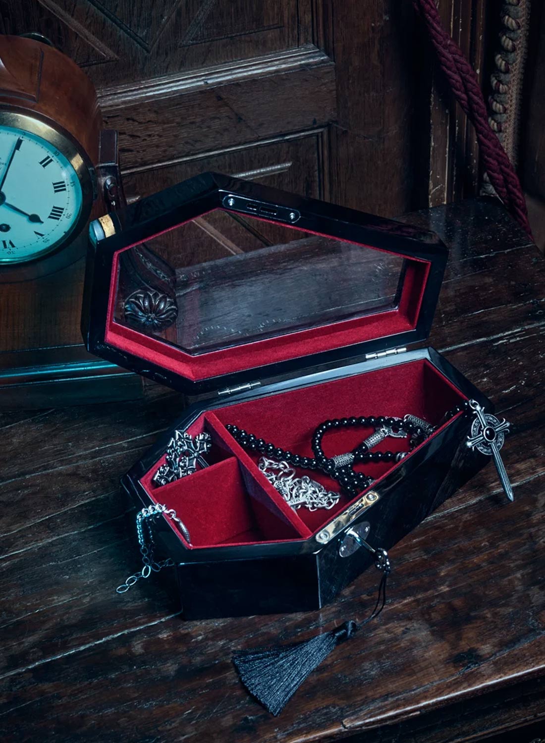 Killstar Casket Case. Kistformat smyckeskrin i svart med transparent lock, djupröd sammetsinsida och flera fack för smycken.