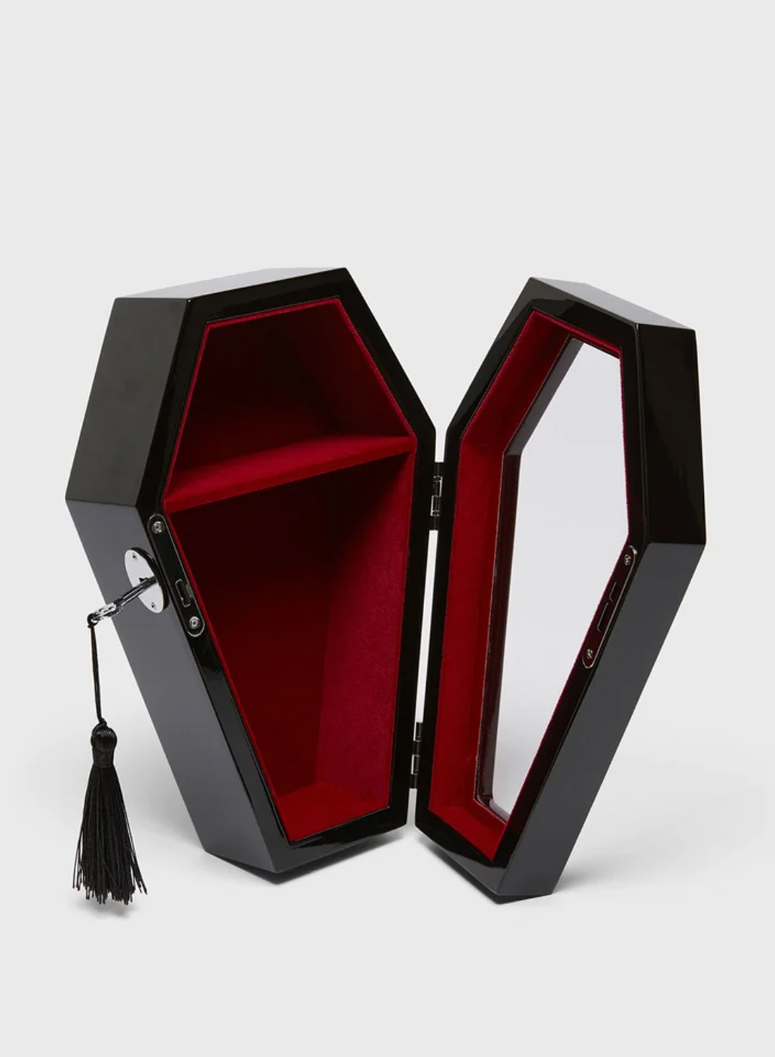 Killstar Casket Case. Kistformat smyckeskrin i svart med transparent lock, djupröd sammetsinsida och flera fack för smycken.