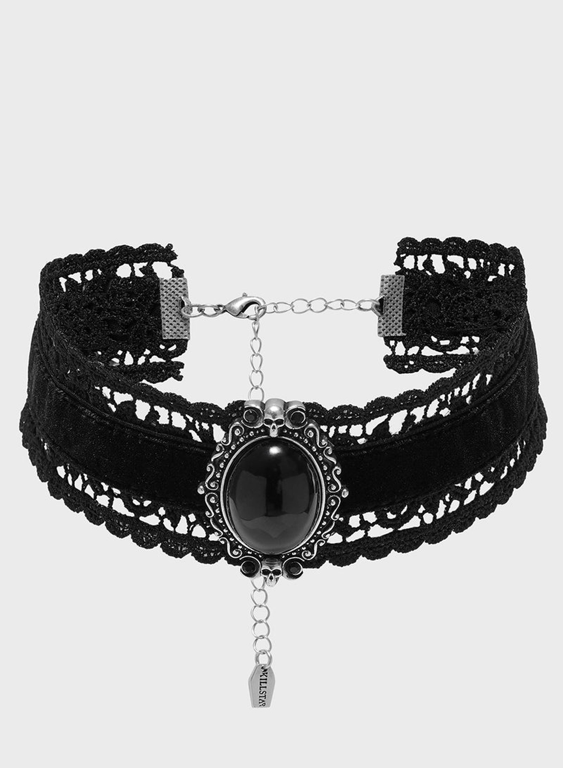 KILLSTAR Ethel Lace Choker – svart gotiskt spetshalsband med oval svart sten, dödskallar och silverfärgade detaljer.
