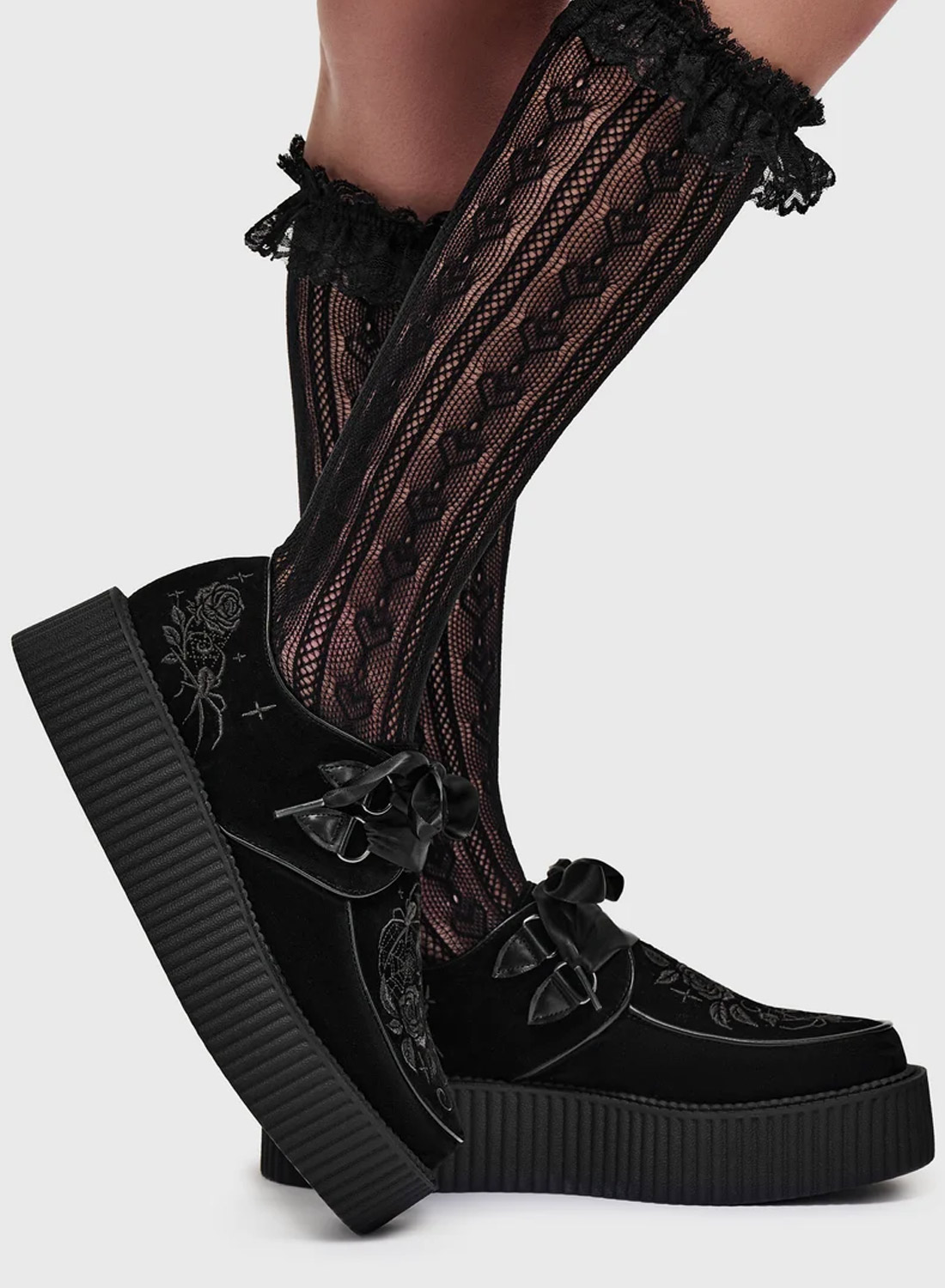 Killstar Nocturnal Creepers svarta platåskor från KILLSTAR i sammet med broderier, satinband och kraftig sula.