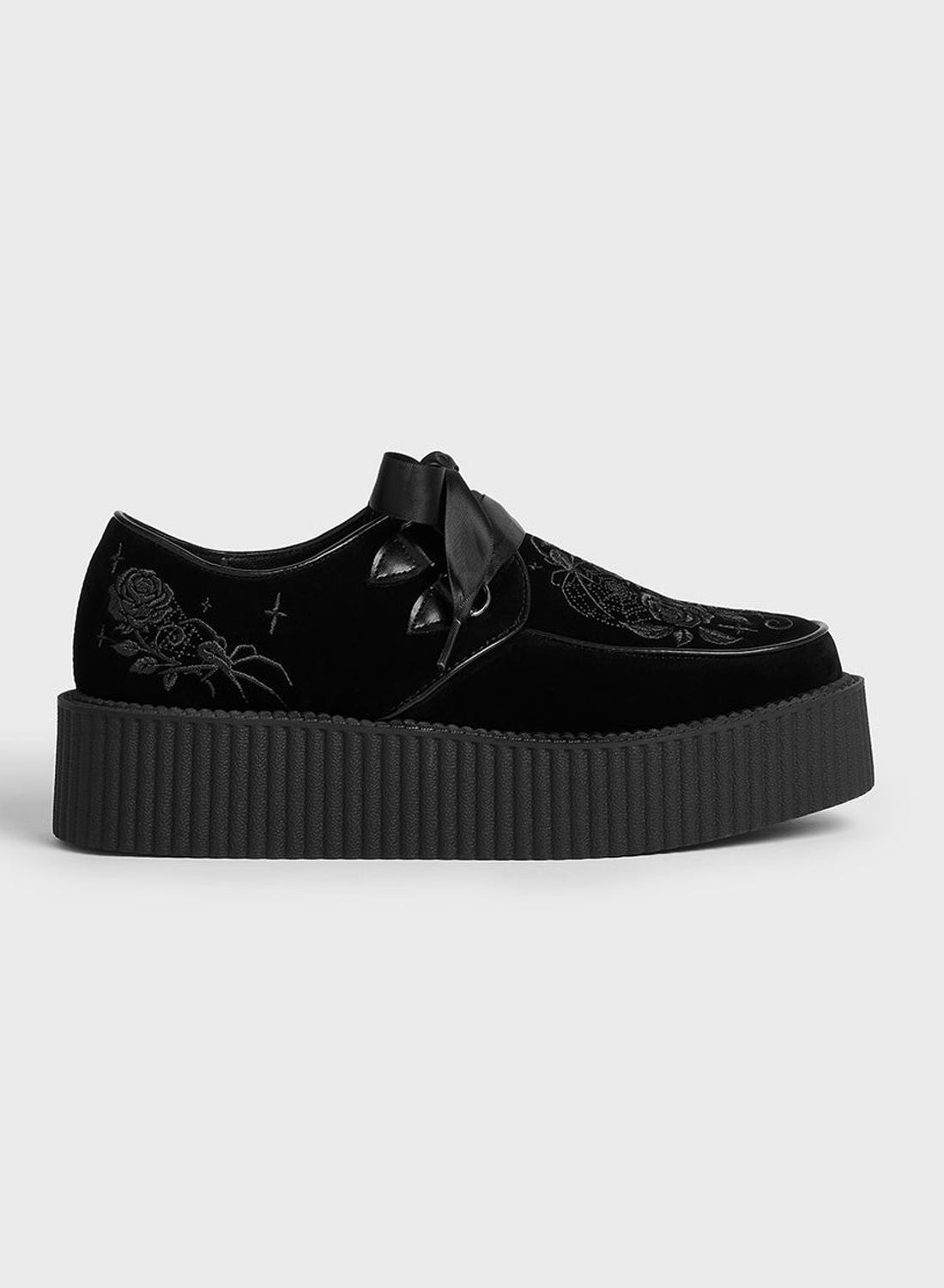 Killstar Nocturnal Creepers svarta platåskor från KILLSTAR i sammet med broderier, satinband och kraftig sula.
