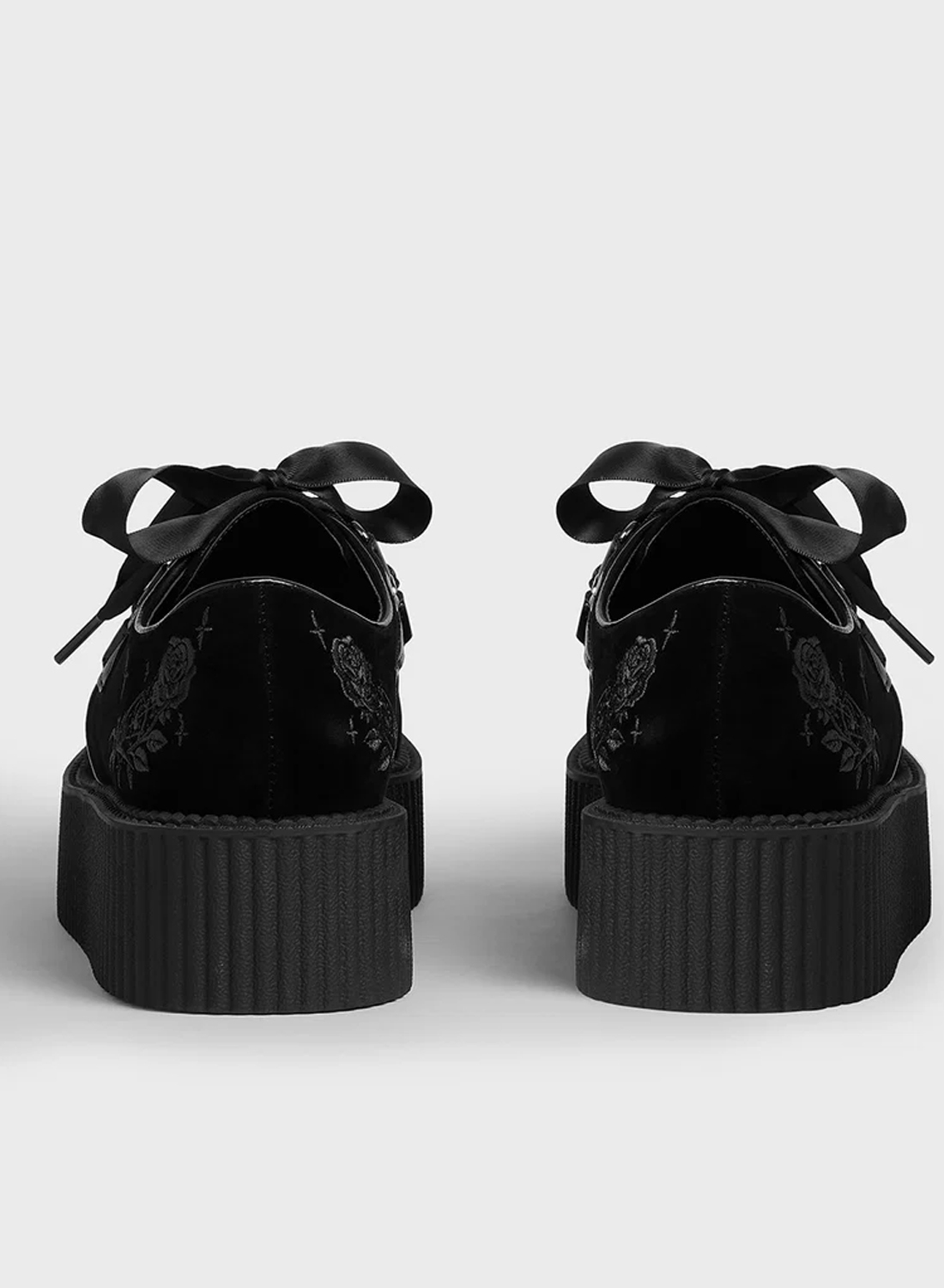 Killstar Nocturnal Creepers svarta platåskor från KILLSTAR i sammet med broderier, satinband och kraftig sula.