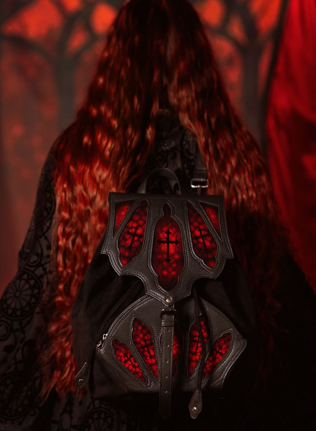 Restyle Bloodveil svart gotisk ryggsäck med röda katedralfönster