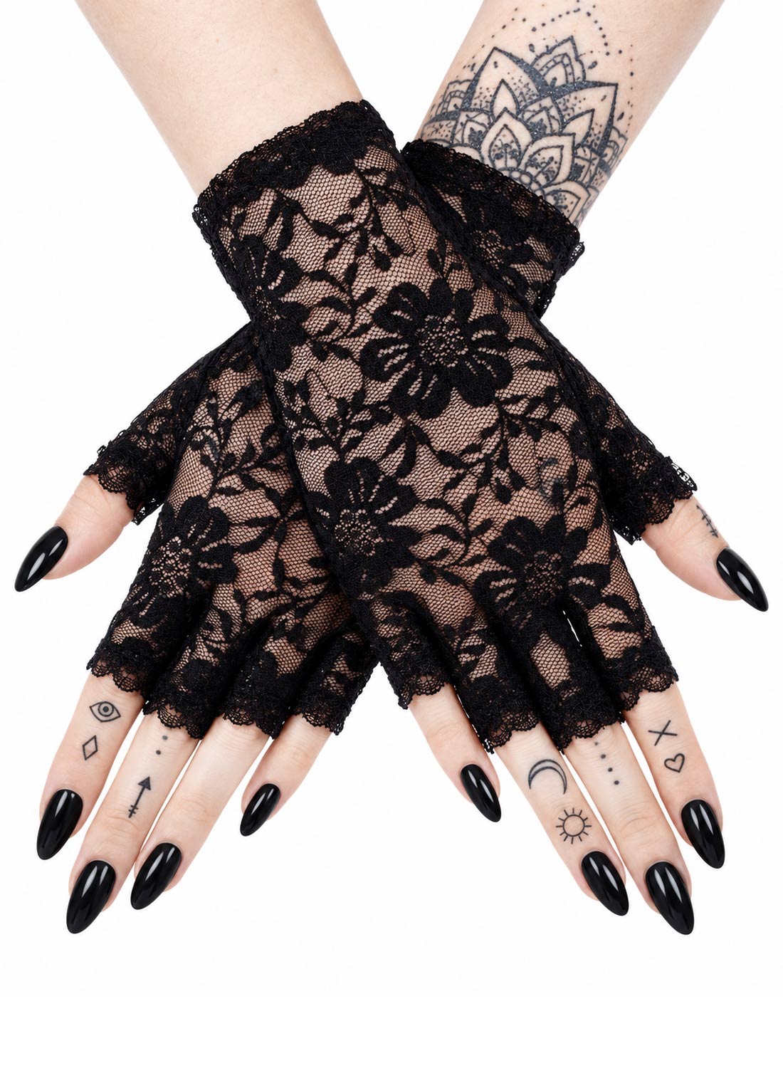Black Rose Lace Gloves – svarta fingerlösa spetshandskar med blommönster på korsade tatuerade händer med svarta naglar.