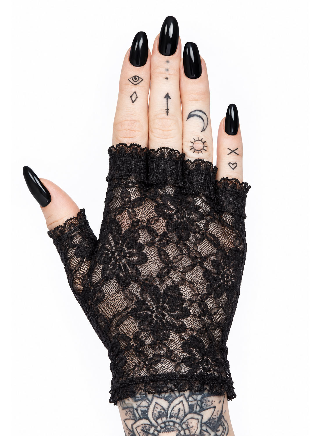 Black Rose Lace Gloves – svarta fingerlösa spetshandskar med blommönster på korsade tatuerade händer med svarta naglar.