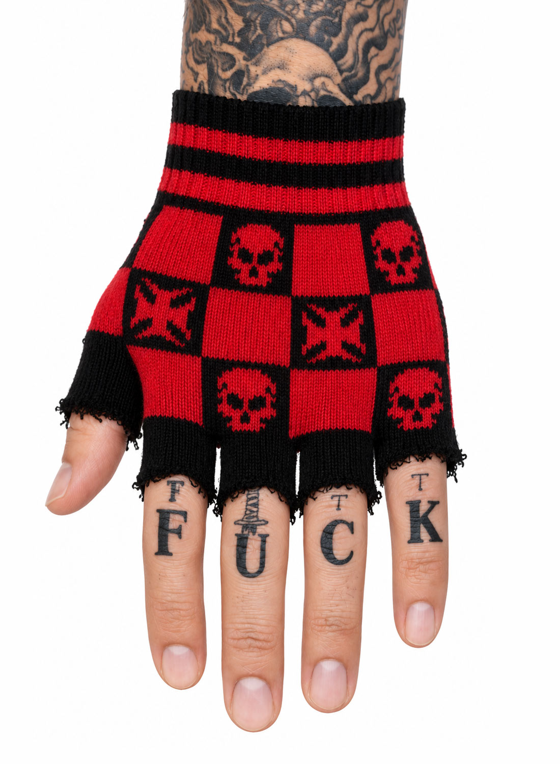 Black Red Checkers Fingerless Gloves – svart-röd stickad fingerlös handske med rutmönster, dödskallar och korsmotiv på tatuerad hand.