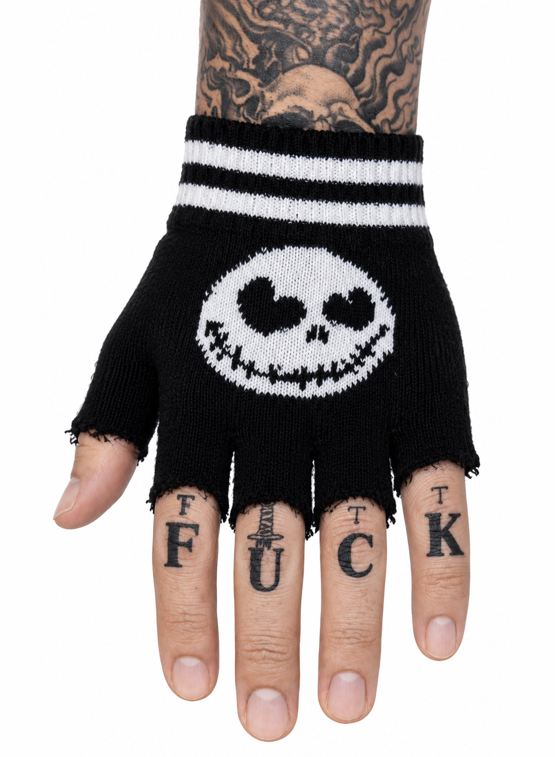 Black Love Fingerless Gloves– svarta stickade fingerlösa handskar med vitt dödskallemotiv och svartvita ränder, visade på en hand.