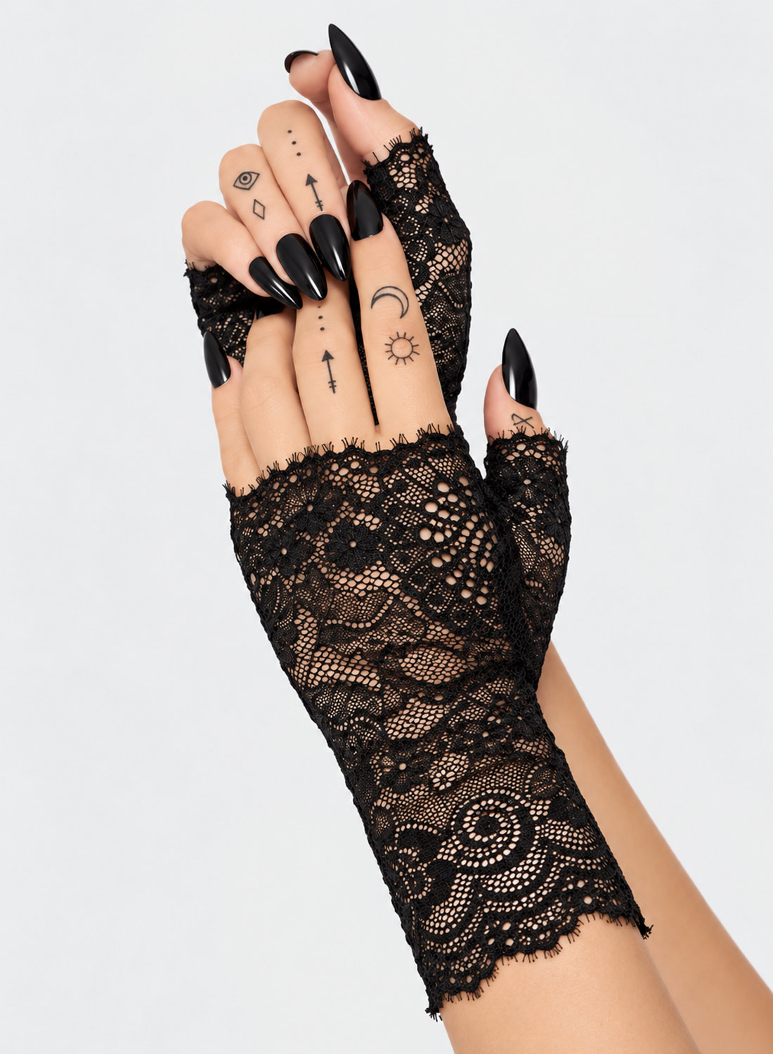 Bleeding Poppies Lace Gloves – svarta fingerlösa spetshandskar med blommönster, fotograferade på händer med svarta naglar.