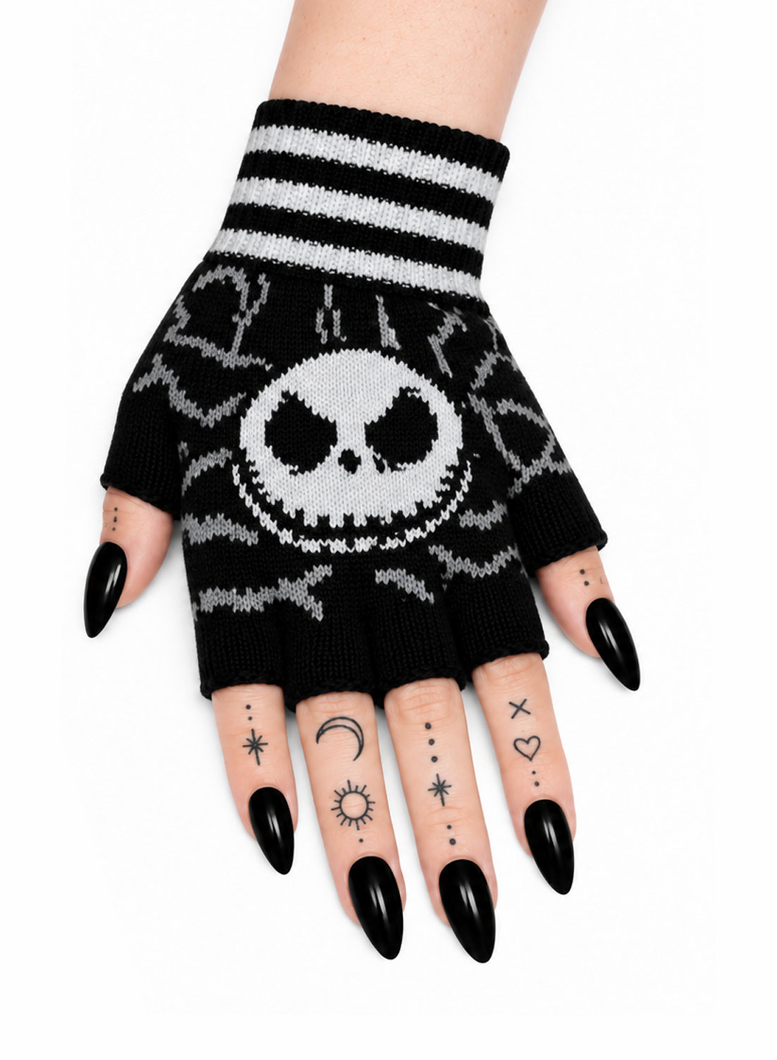 Halloween King Fingerless Gloves – svarta stickade fingerlösa handskar med vitt dödskallemotiv och svartvita ränder, visade på en hand.