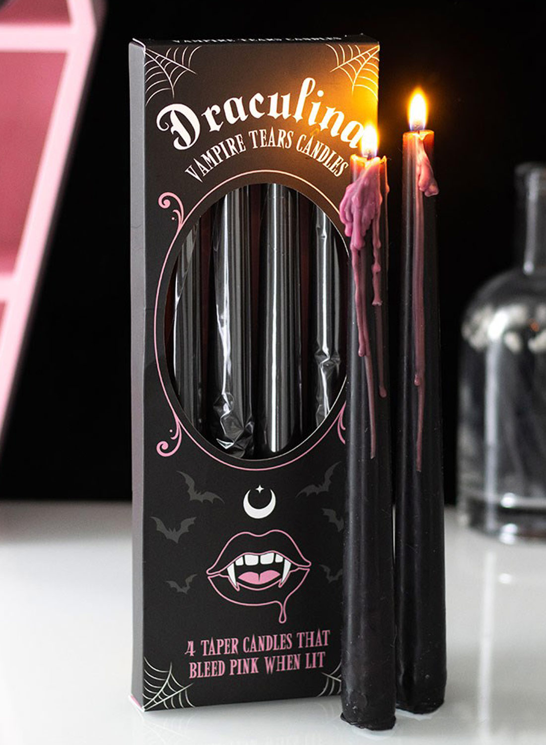 Pink Vampire Tears Candles – fyra svarta gotiska vampyrljus som smälter med rosa vax, visade med förpackning och tänt ljus.
