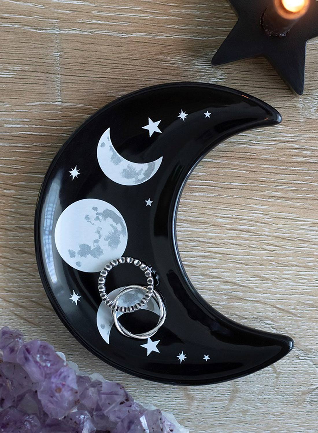 Cosmo Crescent Dish. Gotiskt smyckesfat i keramik format som en halvmåne med trippelmånesymbol. Perfekt för ringar, smycken och witchy inredning.