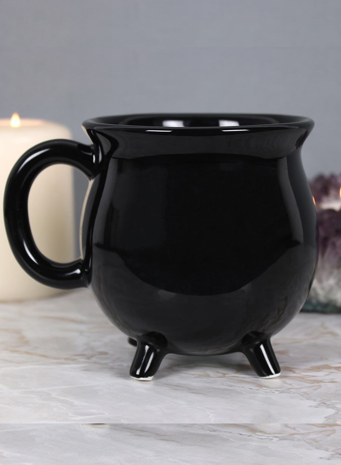 Black Cauldron Mug – svart blank mugg i form av en häxkittel med runt handtag, bred öppning och tre små ben mot vit bakgrund.