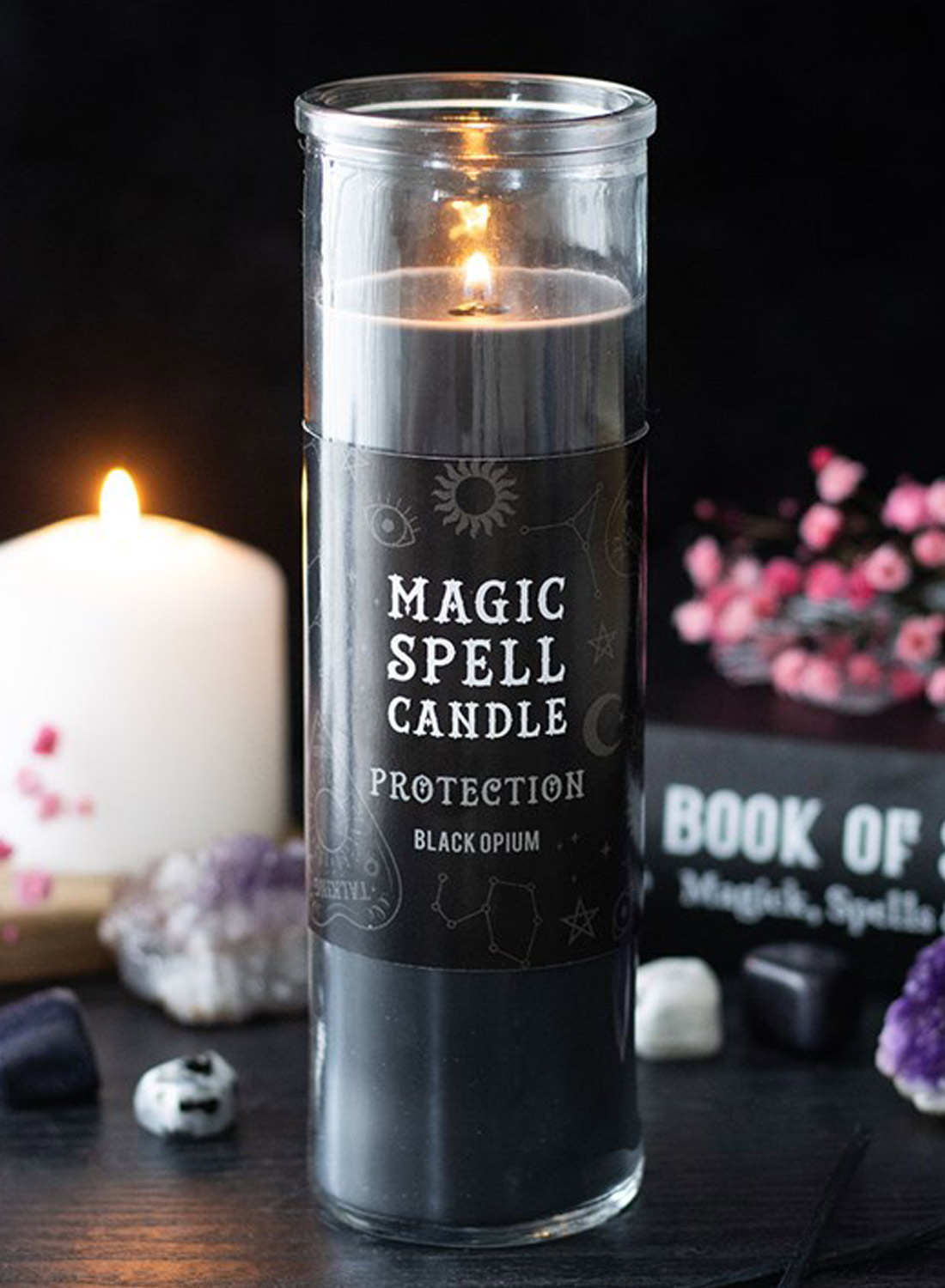 Magic Spell Candle Opium – svart doftljus i glas med Protection-etikett, magiska symboler och en brinntid på upp till cirka 70 timmar.