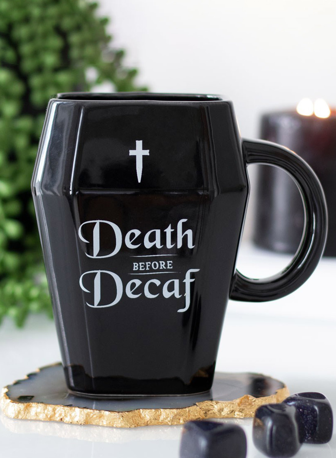 Death Before Decaf Coffin Mug – svart blank kaffemugg formad som en likkista med vitt kors, Death Before Decaf-tryck och stort handtag.
