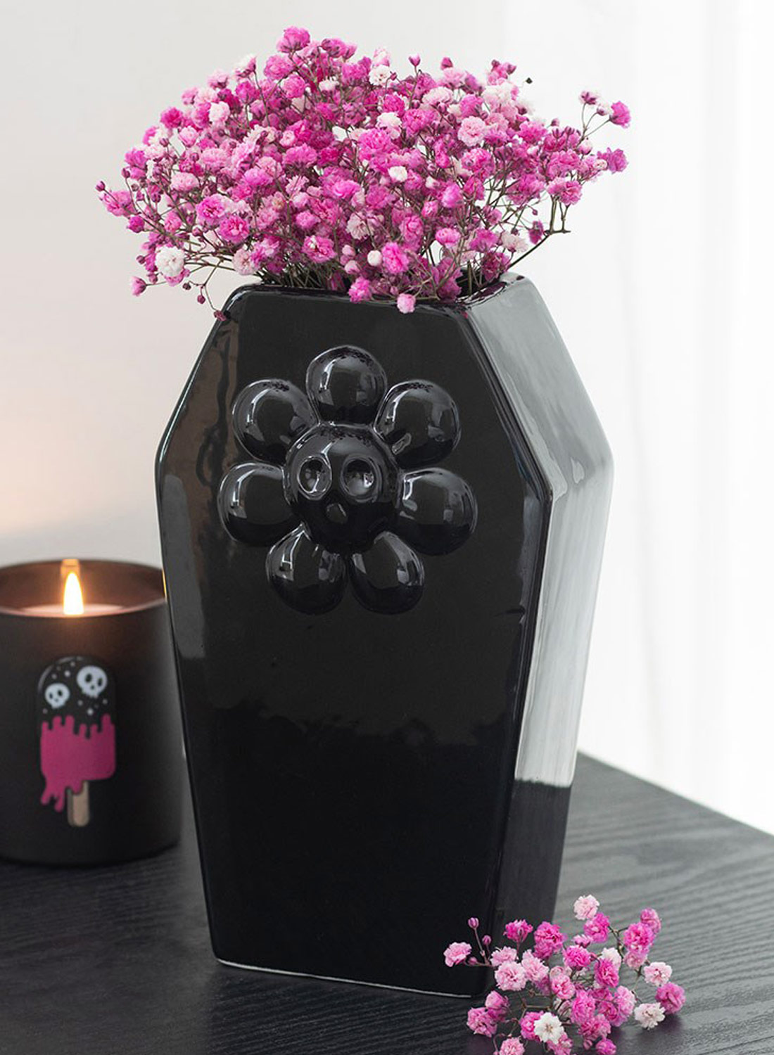 Flower Coffin Vase. Gotisk kistformad blomvas från Something Different, perfekt för färska blommor, torkade rosor och alternativ gothic inredning.