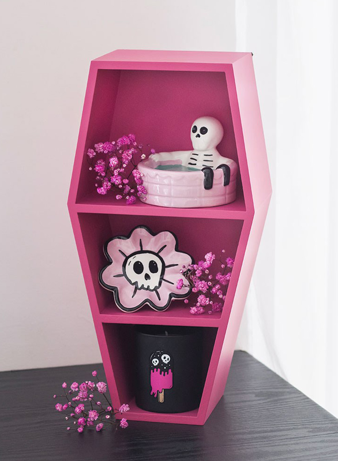Coffin Of Cuteness. Knallrosa kistformad hylla, cirka 40 cm hög, för kristaller, växter och dekorationer. Perfekt för pastel goth och creepy cute inredning.