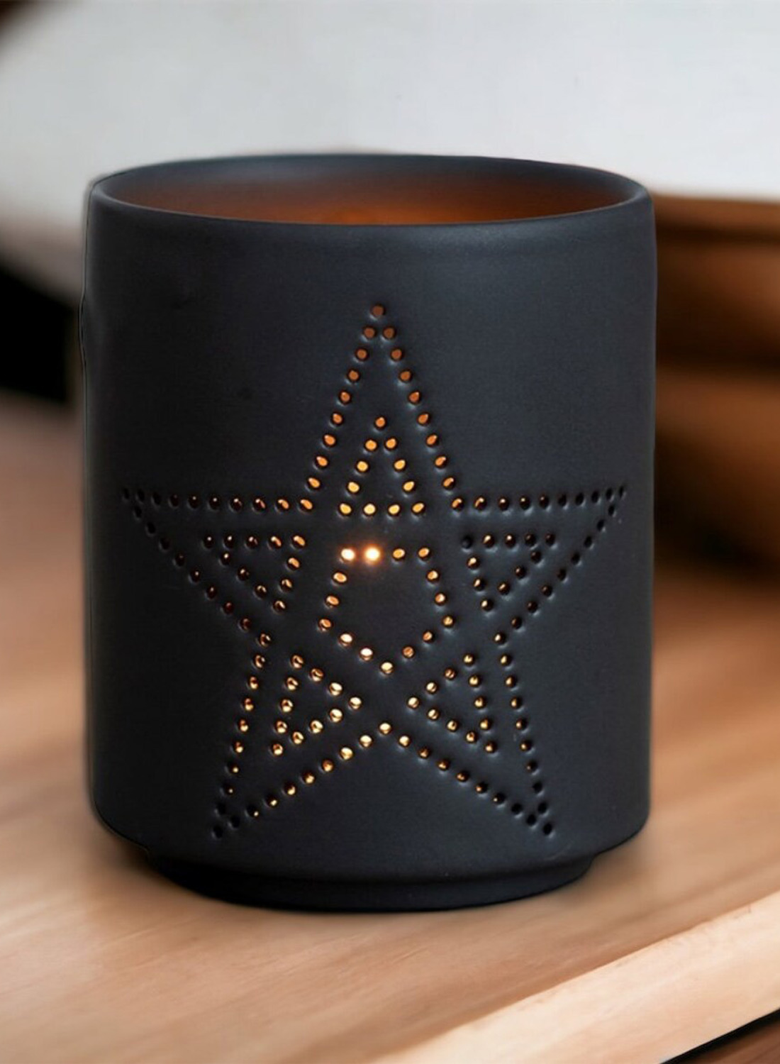 Pentagram Light Holder – svart cylindrisk ljuslykta med perforerat pentagram som släpper igenom varmt ljus. Gotisk dekoration med matt finish.
